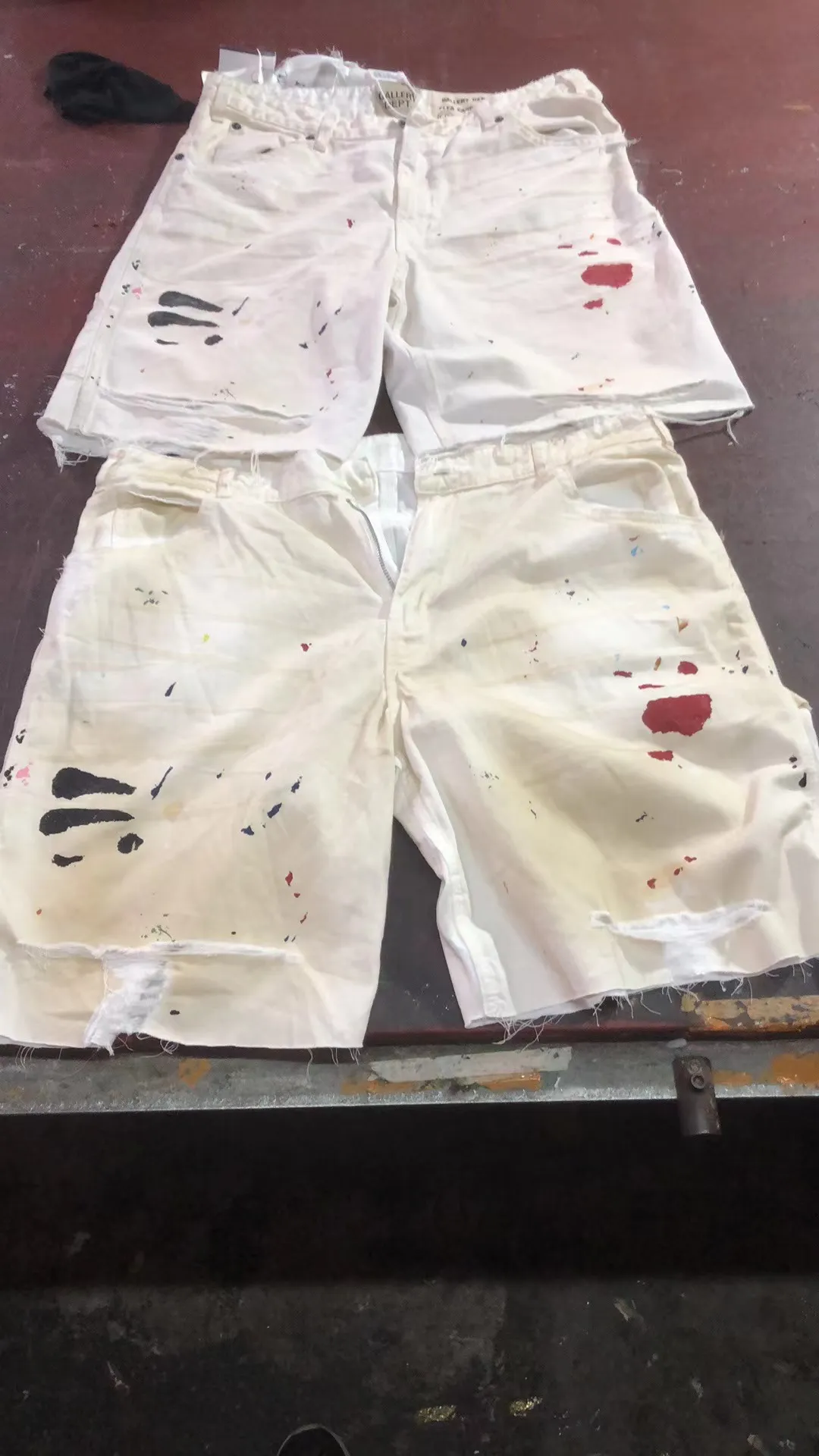 Proofing VS ZP (large goods graffiti and then heavy fermentation washing, close to the original) GALLERY DEPT. FLEA CARPENTER SHORTS splash-ink knife cut mud-dyed denim shorts, destroyed VINTAGE distressed denim shorts, distressed white S-XL, re-washed cement dyed to make old, knife cut holes and cat whiskers worn away, customized full set of accessories with logo, pure hand-made acrylic splash graffiti